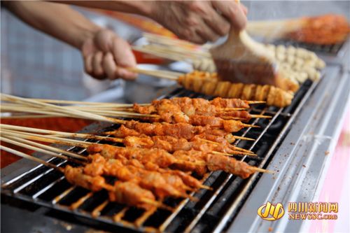 樂山美食又火了 缽缽雞、麻辣燙、蛋烘糕一站式打卡，農副土特產品添彩